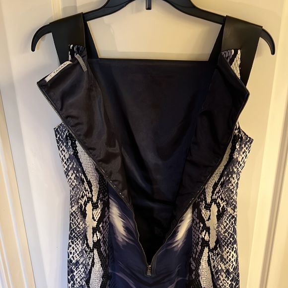 T Tahari Sexy Snake Skin Blue & White pattern sz 4 - Picture 8 of 8